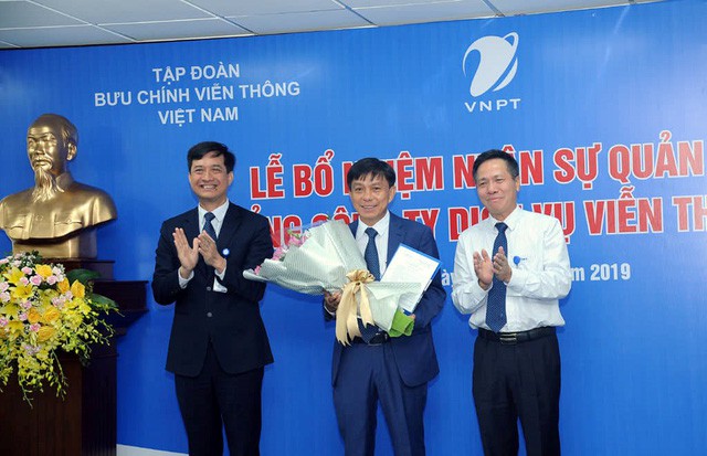 Ban Lãnh đạo Tổng công ty VNPT VinaPhone cùng Ông Lương Hồng Khanh (thứ 3 từ phải sang)